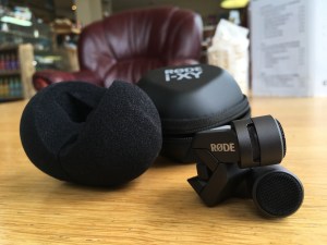 ATENÇÃO: as gravações que vocês vão ouvir é de alguém fazendo suas primeiras tentativas, com novos aparelhos, em lugares novos, descobrindo que a capinha de esponja que vem com o microfone para o iPhone transforma o impacto do vento em um ruído grave que atravessa praticamente todas as gravações feitas ao ar livre. Ainda não adquiri um fone de ouvido, por isso não me dei conta na hora dos registros. No instante de gravar, estava dedicada a uma escuta não mediada pelo equipamento. Então vocês vão acompanhar meu desenvolvimento na prática da gravação de campo, no melhor estilo faça-você-mesma. Apreciarei comentários e dicas na caixa de comentários aí embaixo. :-)