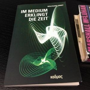 "No medium ressoa o tempo", de Wolfgang Ernst (2016)