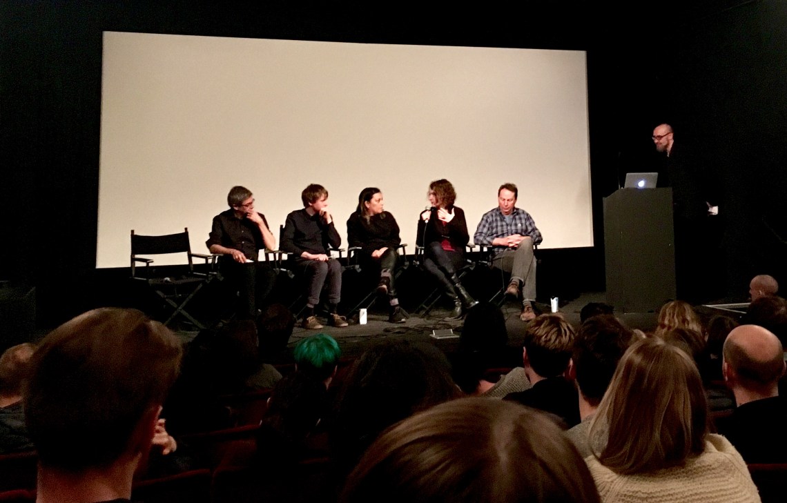 Jussi Parikka conduzindo o debate depois das apresentações do seminário 