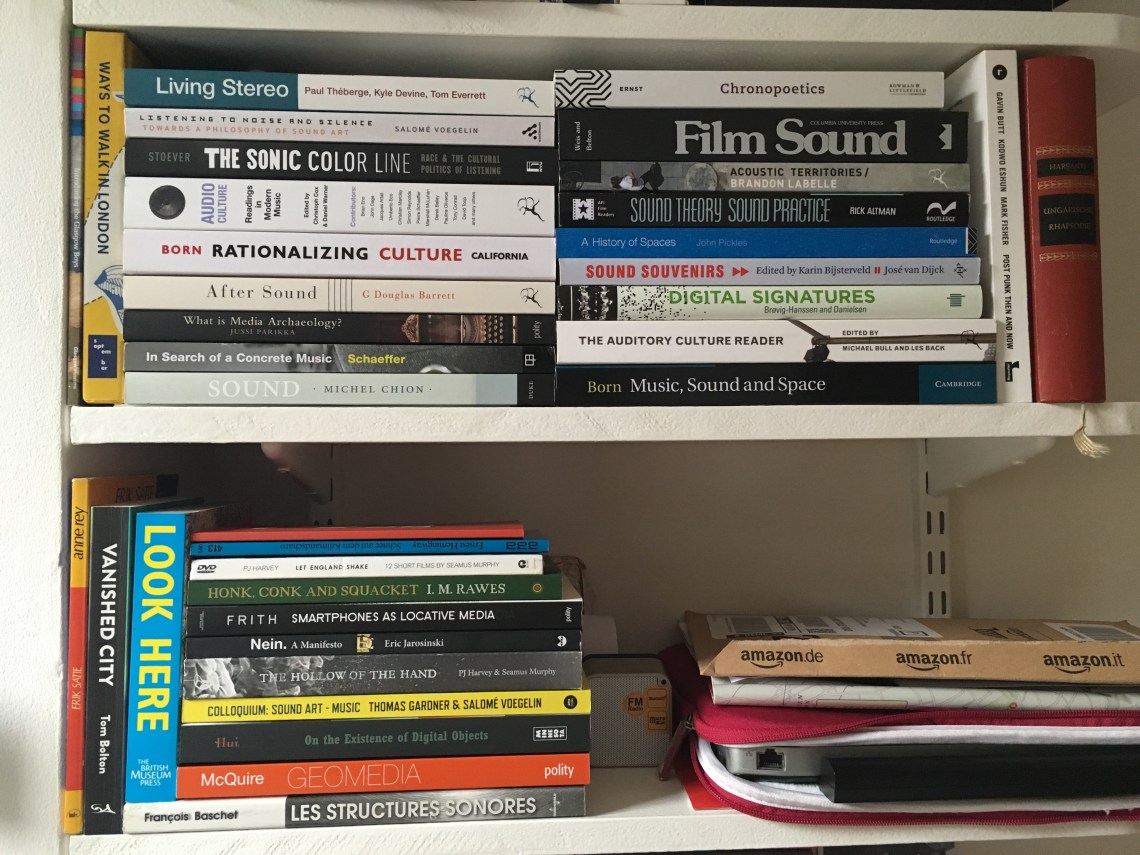 livros-na-prateleira